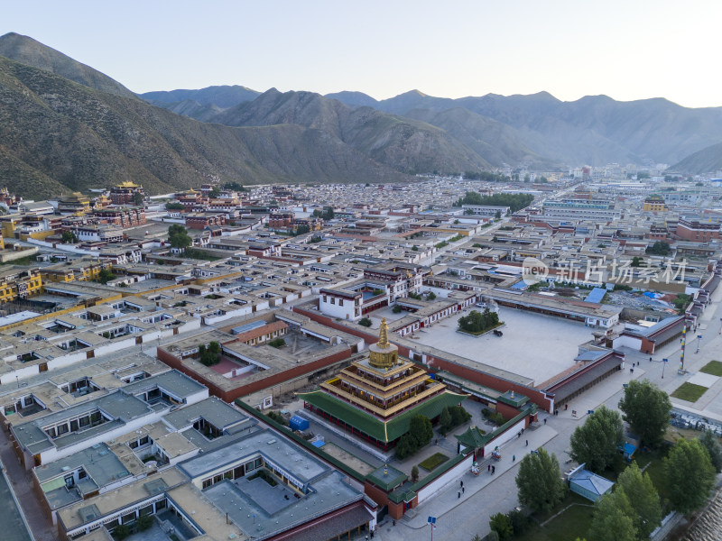 甘肃甘南州拉不楞寺镇景区贡唐宝塔航拍