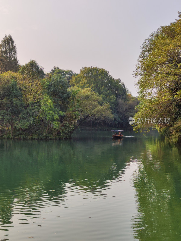 浴鹄湾湖畔中式建筑与山林景观