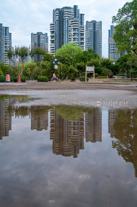 城市高楼倒映在水洼中的景象