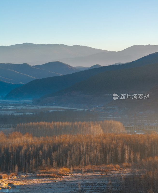 航拍晨光中的泸沽湖畔山景