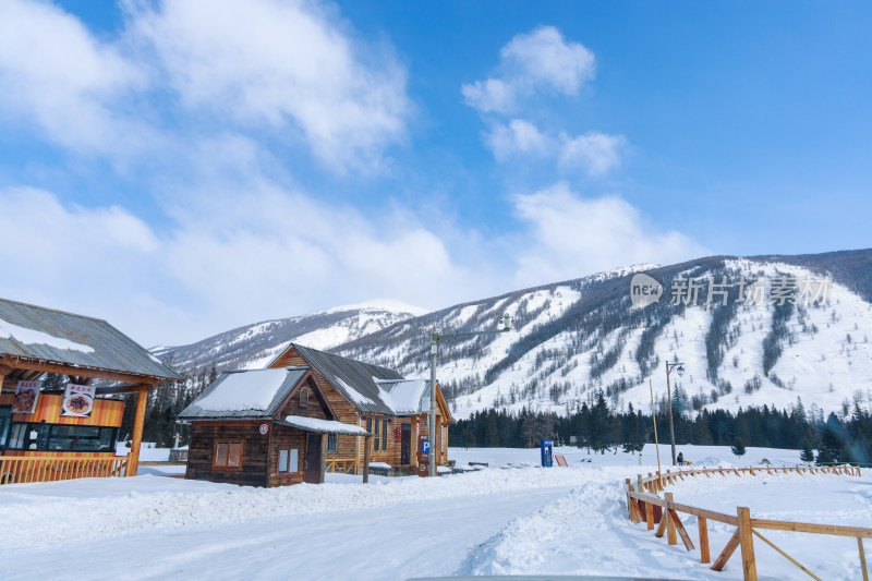 新疆喀纳斯雪景晨雾雪山森林雾凇