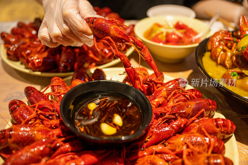 夏季在夜市上吃麻辣小龙虾