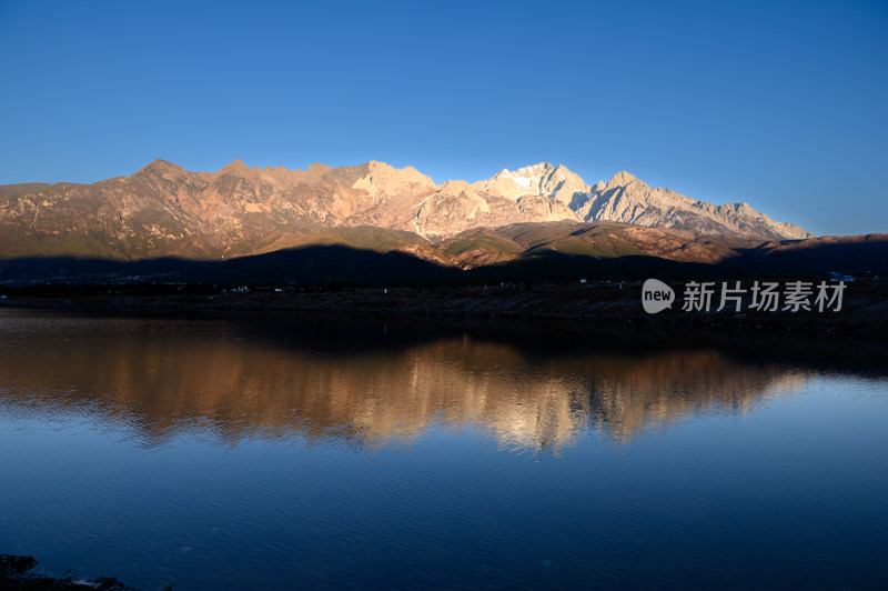 玉龙雪山日照金山