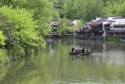 水上小船行，江南水乡古建边的清幽景致