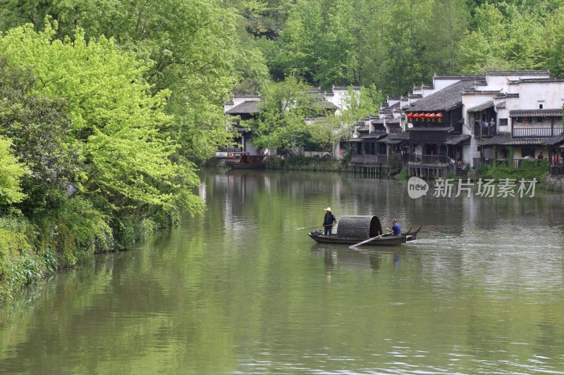 水上小船行，江南水乡古建边的清幽景致