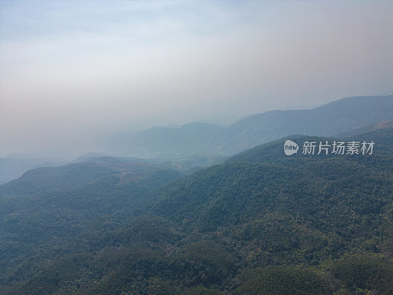 航拍郊外的山脉自然风光