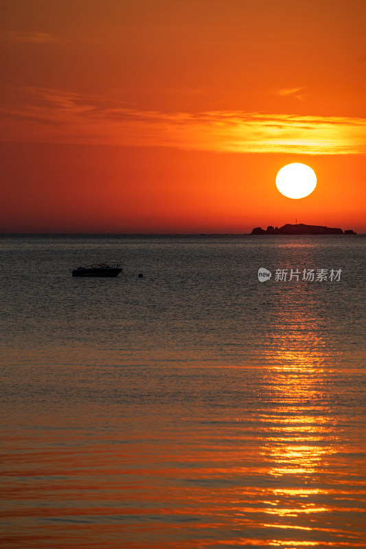 山东烟台第一海上浴场栈桥海上日出景观