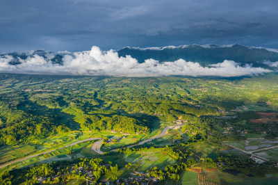 雨后云雾缭绕的绿色山川大地阳光