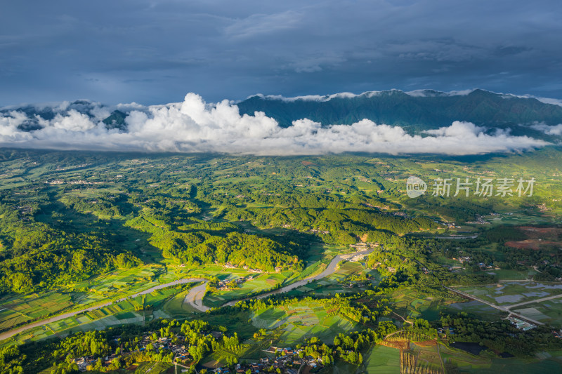 雨后云雾缭绕的绿色山川大地阳光