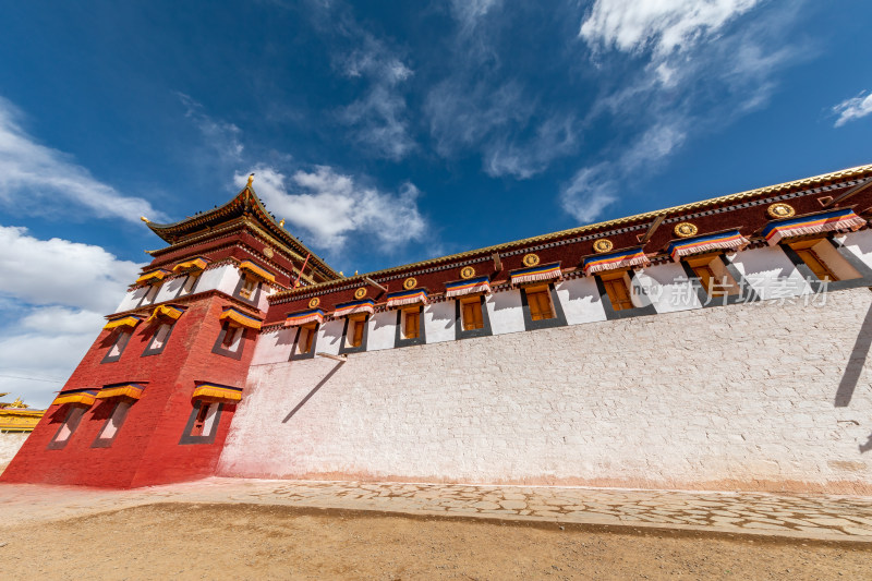 蓝天白云下的阿坝各莫寺寺院建筑