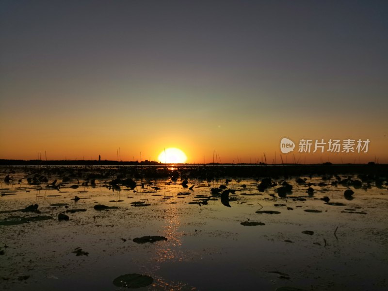 水面上的日落景象
