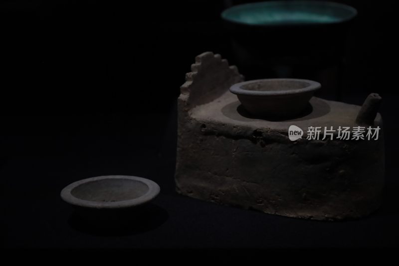 古代陶制炉灶及碗具展示