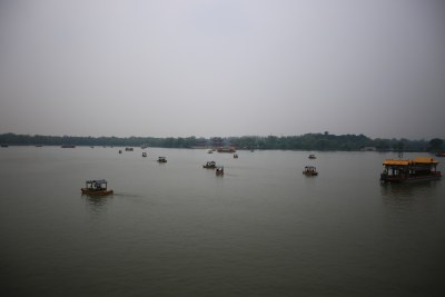 湖面上行驶的多艘船只