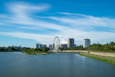 河畔摩天轮与城市建筑景观