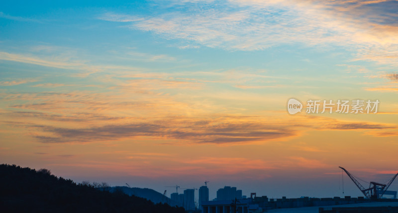 青岛凤凰岛的夕阳下的重工业基地