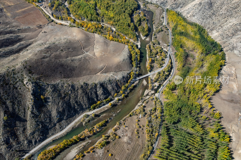 新疆阿勒可可托海秋色山谷河道秋景航拍