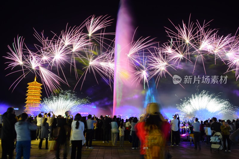 长沙铜官窑人群观赏烟花与塔楼夜景