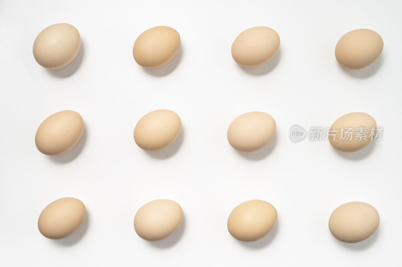 许多鸡蛋整齐排列在白色背景中