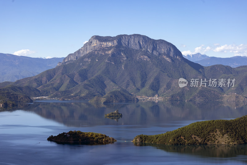 泸沽湖航拍湖心小岛与远山云海