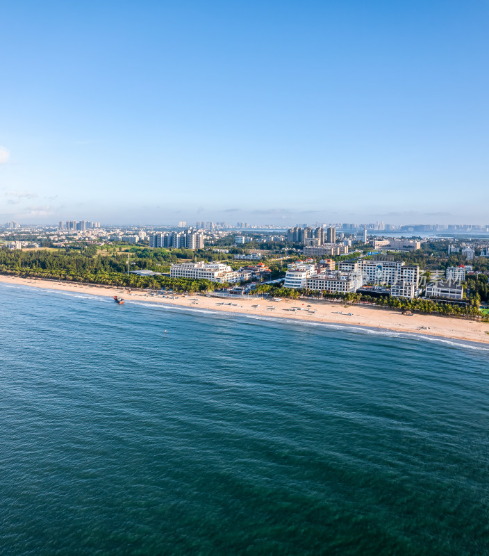 辽阔大海与沙滩边的壮阔风景