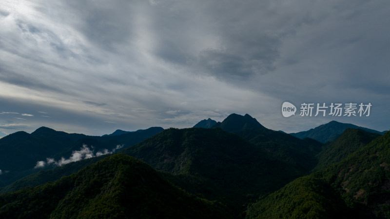 中国福建武夷山云雾缭绕