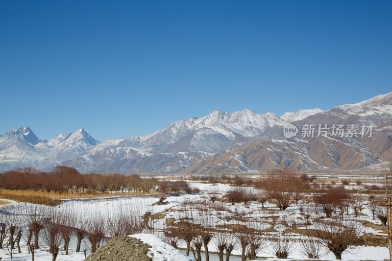 中国西藏冬季拉萨河雪景