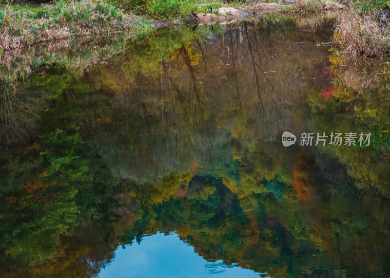 河南省洛阳白云山九龙潭秋天倒影风景