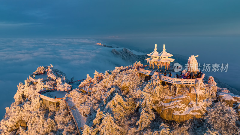 河南老君山清晨雪后云海日出航拍