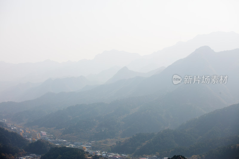 雾霾天气下的大山