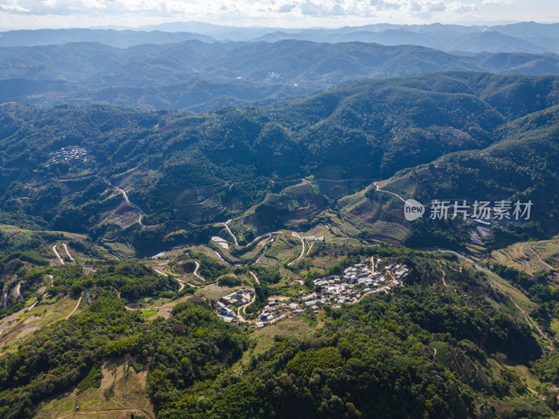 航拍绿意盎然的山村及周边田园风光