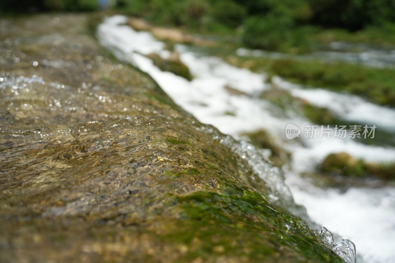 小溪流水