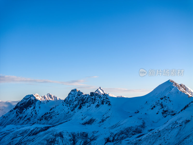 中国西藏那曲市萨普山峰雪山蓝天白云