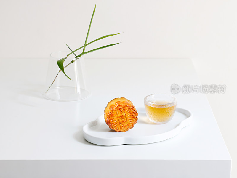 白色桌面上的中秋节传统美食月饼
