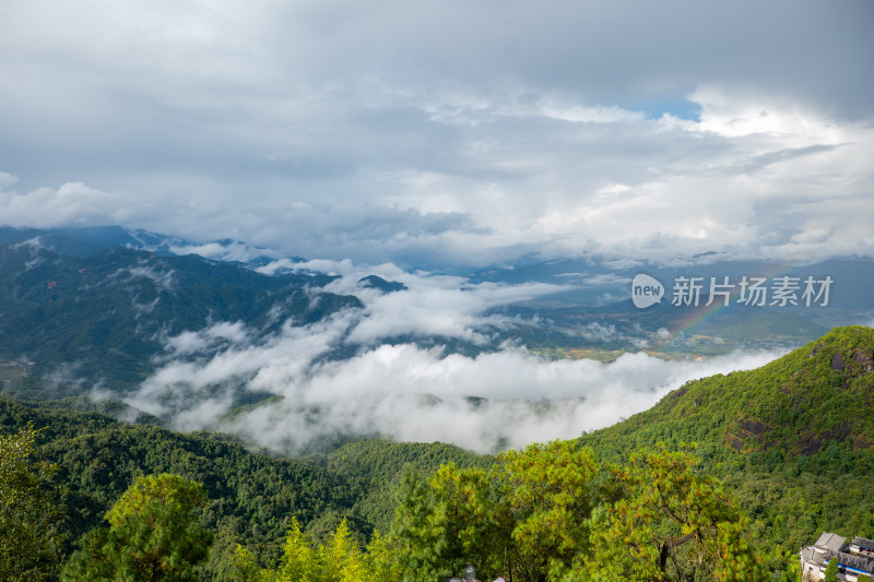 山林间云雾缭绕的壮美自然景观