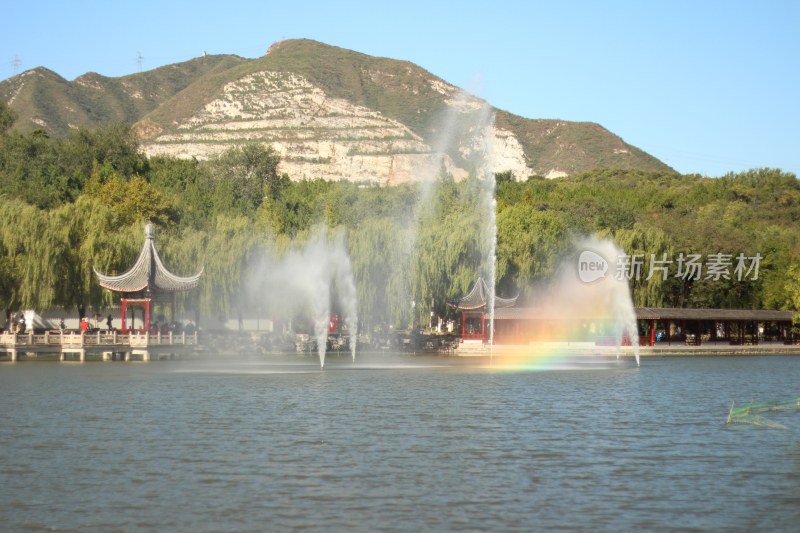 绿水青山湖边彩虹