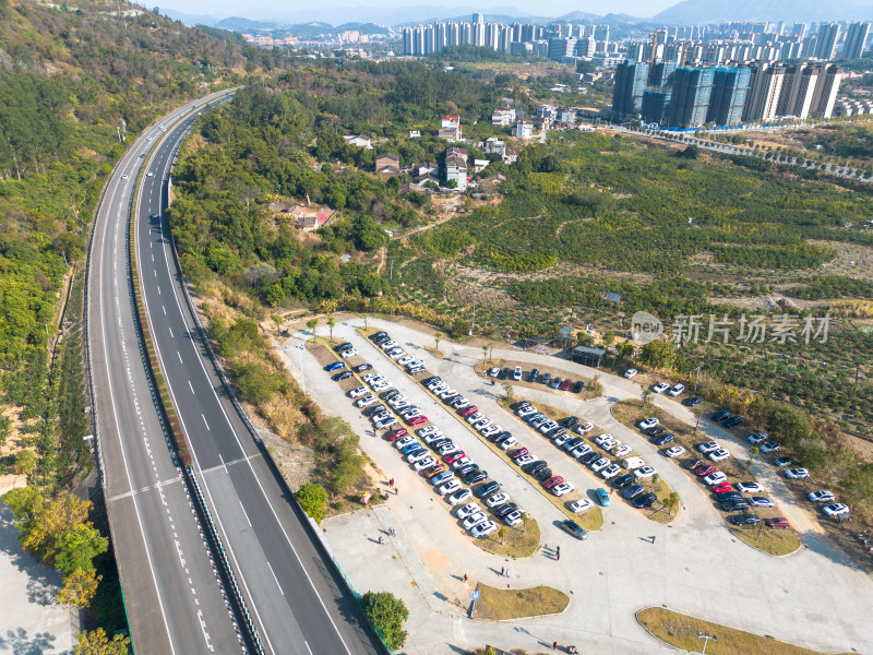 航拍公路边的停车场与周边城市景象