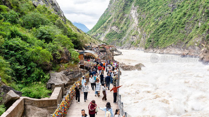 云南香格里拉虎跳峡景区及游客