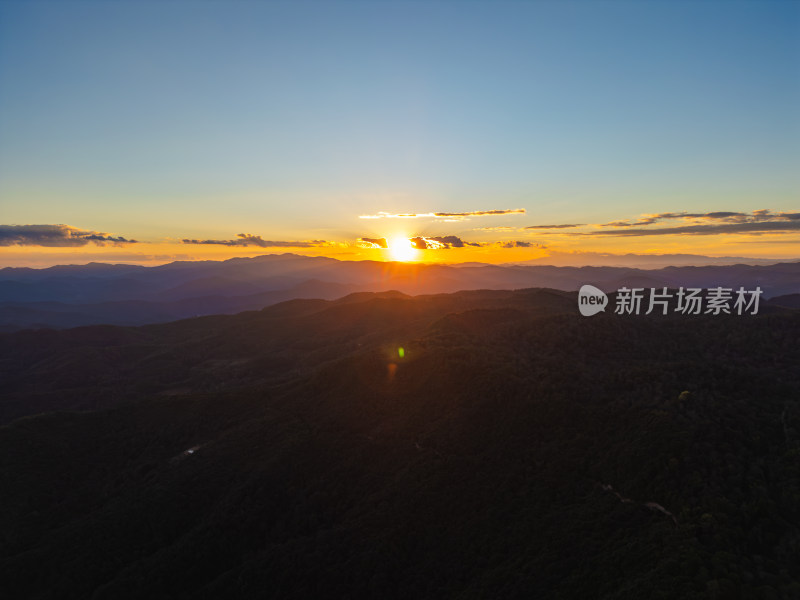 航拍日落照耀下的连绵山脉风景