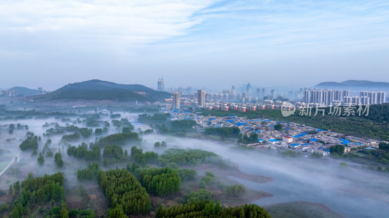 枣庄新城黑峪水库清晨的城市雾景