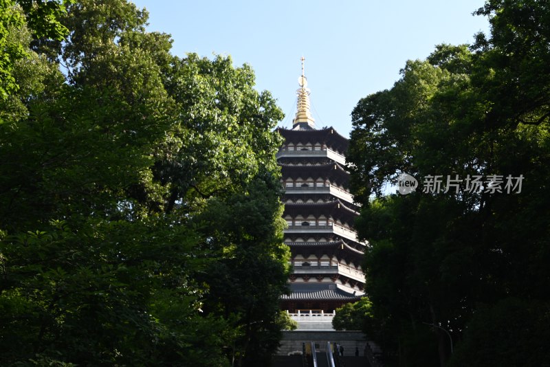 杭州雷峰塔古色古香的多层古塔建筑景观