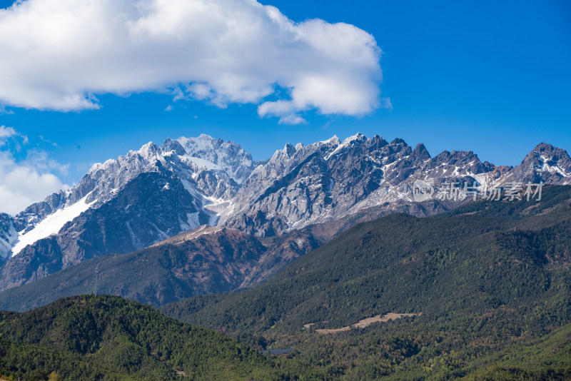 玉龙雪山下植被茂密的壮丽山景