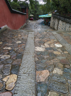 泰山雨后石板路