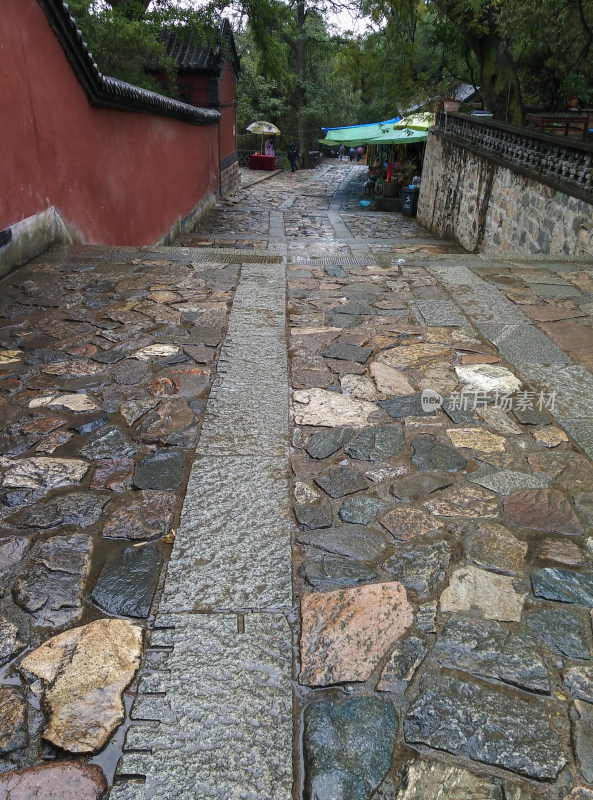 泰山雨后石板路