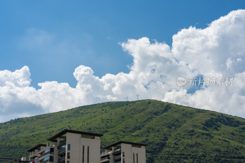 蓝天白云下的现代建筑景观