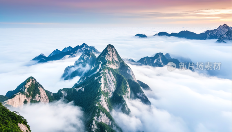 云雾缭绕的壮丽华山山景