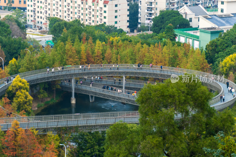 福州福道行人漫步山林间环形步道