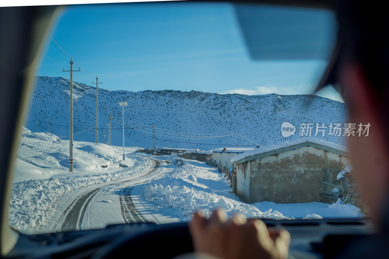 中国新疆阿勒泰冬季雪景车内驾驶视角