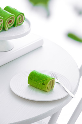 白色桌面碟子中的绿色抹茶蛋糕
