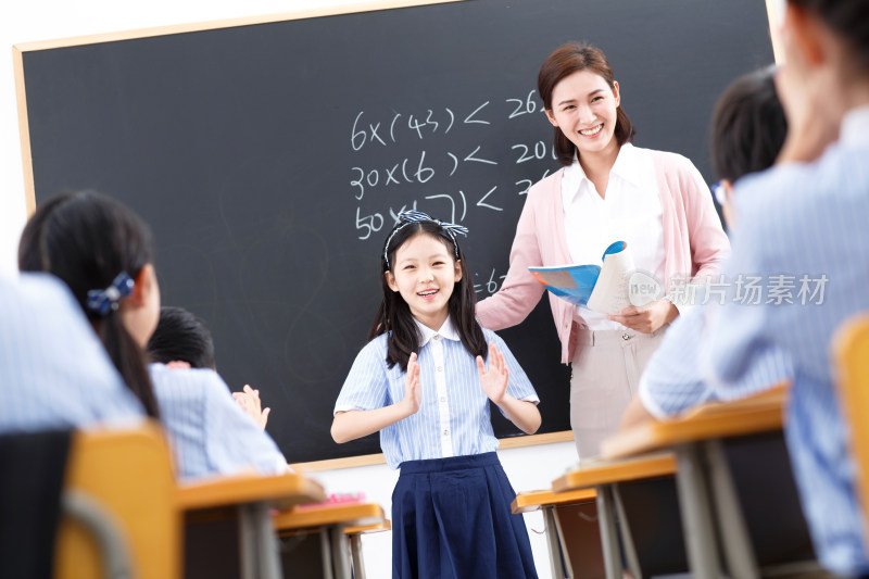 女教师和小学生们在教室里