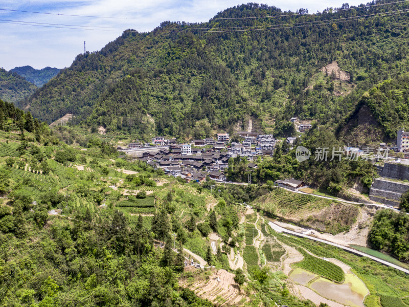 航拍湖南湘西大山中的村寨